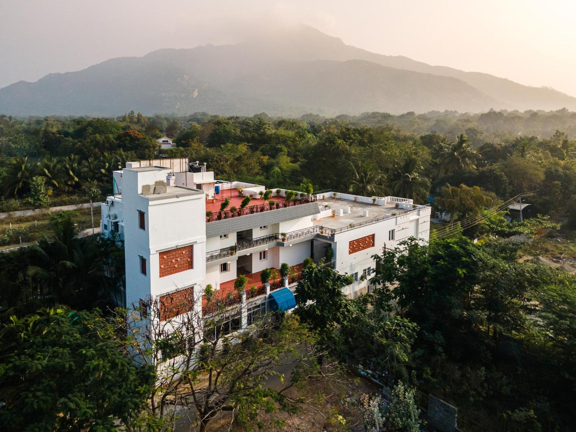Aashreya Suites Tiruvannamalai Exterior photo